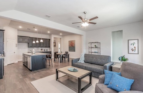 Garland Casa | Large Gorgeous Comfy 4BR New Built Retreat for Fam