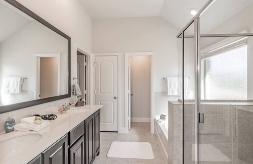 Garland Casa | Large Gorgeous Comfy 4BR New Built Retreat for Fam