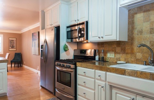 Visalia Casa | Large Groups Sequoia Park, CA Coast Wineries, Skiing. Enjoy Fire Pit, Hot Tub, Outdoor Kitchen
