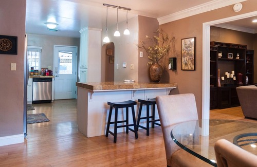 Visalia Casa | Large Groups Sequoia Park, CA Coast Wineries, Skiing. Enjoy Fire Pit, Hot Tub, Outdoor Kitchen