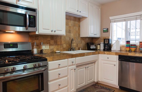 Visalia Casa | Large Groups Sequoia Park, CA Coast Wineries, Skiing. Enjoy Fire Pit, Hot Tub, Outdoor Kitchen