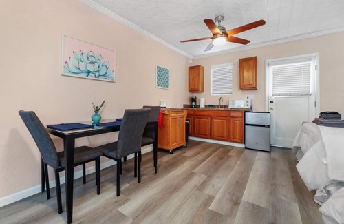 Visalia Casa | Large Groups Sequoia Park, CA Coast Wineries, Skiing. Enjoy Fire Pit, Hot Tub, Outdoor Kitchen