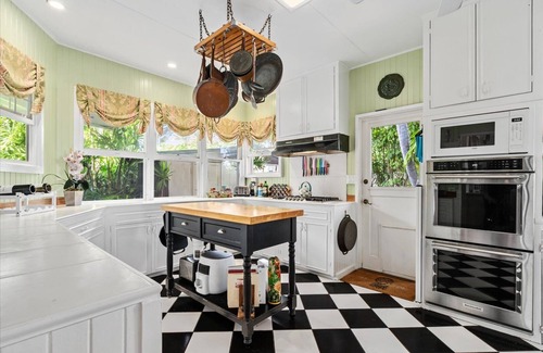 Eastern Honolulu Casa | Large Hawaiian Style Plantation property.