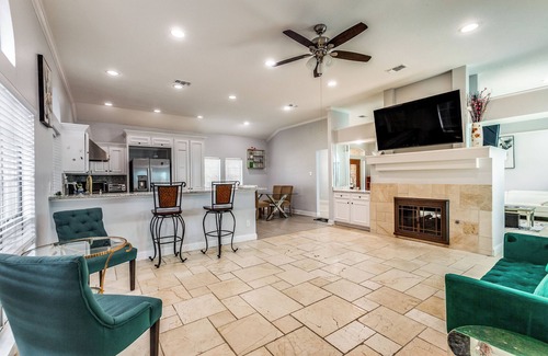 Garland Casa | Large Home 3Beds + 1 Studio with 2.5 Bath, New Renovation Nicely One Story Home