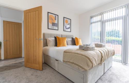 Oldbury Apartamento | Large Home for Contractor & Families close to Birmingham City Centre & Attractions & M5