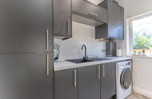 Oldbury Apartamento | Large Home for Contractor & Families close to Birmingham City Centre & Attractions & M5