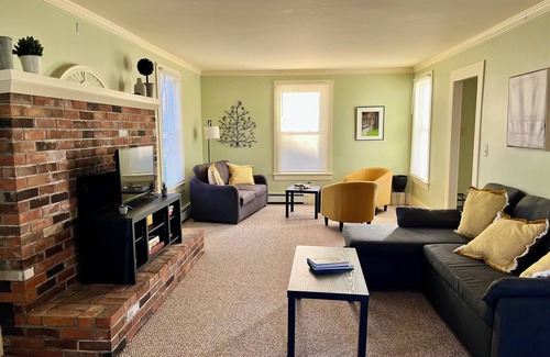 Greenfield Casa | Large Home in Greenfield Sleeps 8, w/4 bedrooms & 3 baths