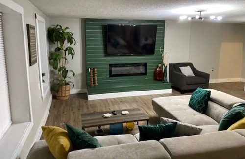 Union City Casa | Large Home Near Airport and Down Town