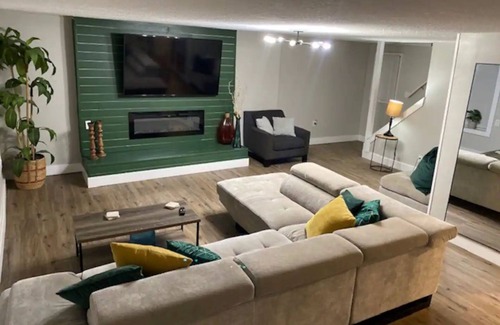 Union City Casa | Large Home Near Airport and Down Town