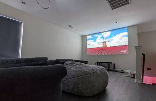 Southeast Houston Casa | Large Home! Theater + Ambient Living Room Near NRG.