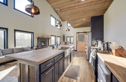 Sand Creek Cabina | Large Home w/ Land in Prairie Farm!