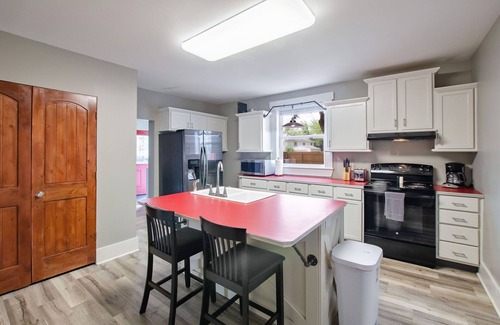 Kokomo Casa | Large home with character .5 Miles to downtown