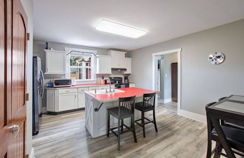 Kokomo Casa | Large home with character .5 Miles to downtown