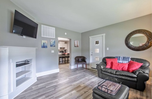 Kokomo Casa | Large home with character .5 Miles to downtown