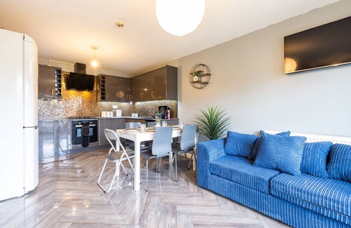 Beeston Casa | Large House/Fits 10/Near City/FREE Parking