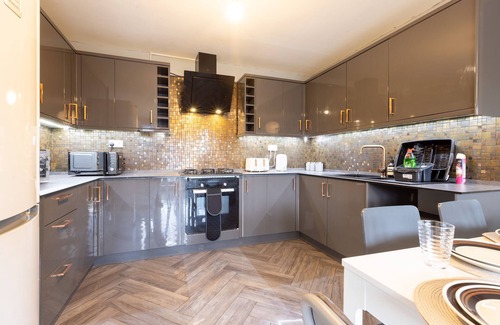 Beeston Casa | Large House/Fits 10/Near City/FREE Parking