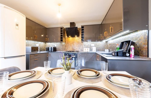 Beeston Casa | Large House/Fits 10/Near City/FREE Parking
