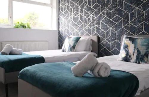 Luton Casa | Large House - Free Parking - Contractor - Leisure