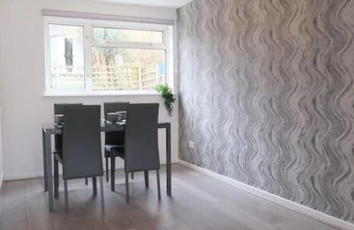 Luton Casa | Large House - Free Parking - Contractor - Leisure