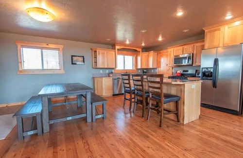 Victor Casa | Large House, Hot Tub, and Views