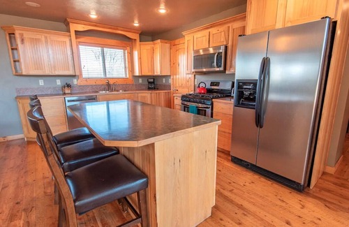 Victor Casa | Large House, Hot Tub, and Views