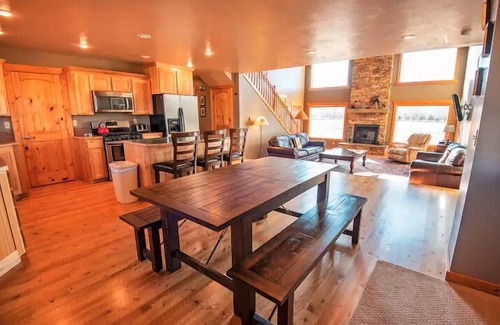 Victor Casa | Large House, Hot Tub, and Views