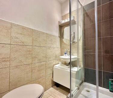 Evelyn Casa | Large house in Central 105