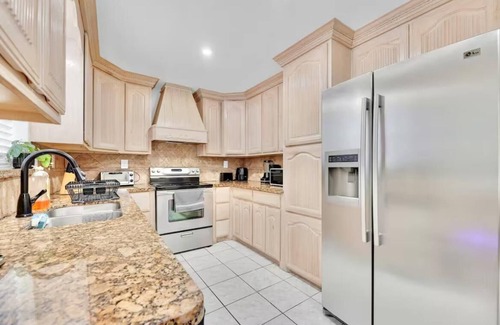 McAllen Casa | Large House in Peaceful McAllen. Large Pool, 10th/Trenton. Perfect Location