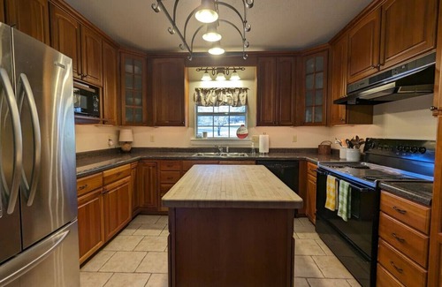 Eureka Springs Casa | Large House on White River+River Access+Wifi