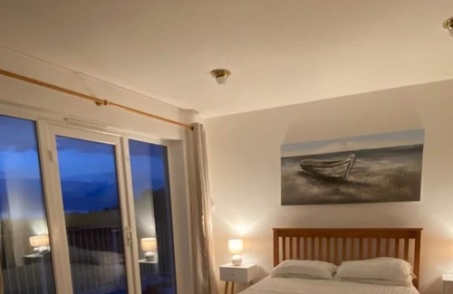 Llanfairfechan Casa | Large house & private garden - stunning sea views