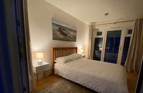 Llanfairfechan Casa | Large house & private garden - stunning sea views