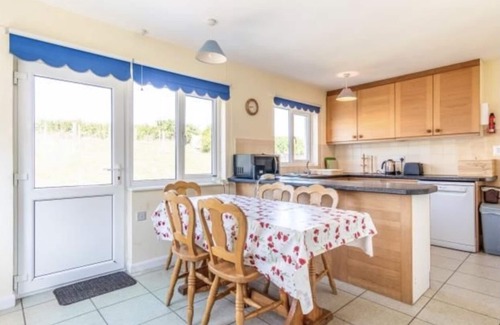 Garn Fadryn Casa | Large house, sleeps 10 on Beach Road, opposite The Cliffs, 250 yds from beach.