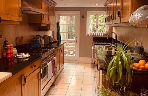 Penge Casa | Large House with Parking & Nearby Tube Station