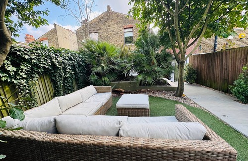 Penge Casa | Large House with Parking & Nearby Tube Station