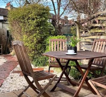 Fairfield Casa | Large house with fast trains to London