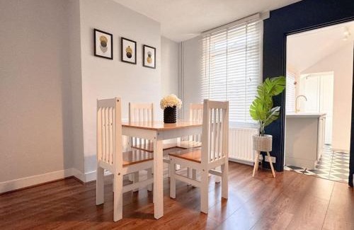 Fairfield Casa | Large house with fast trains to London