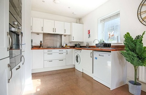 Fenny Stratford Casa | 🌟Large house with Free Parking, Smart TV & Garden🌟