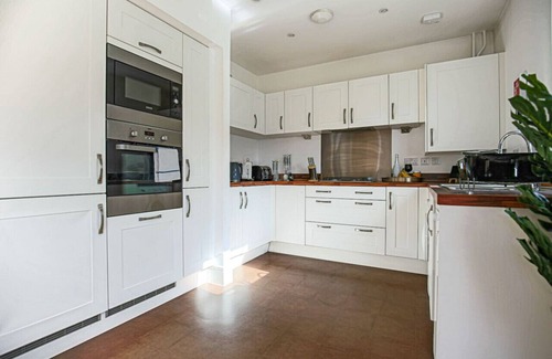 Fenny Stratford Casa | 🌟Large house with Free Parking, Smart TV & Garden🌟