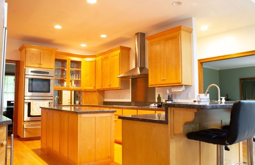 Tolland Casa | Large house with game-room, deck, bbq grill, basketball/volleyball nets.