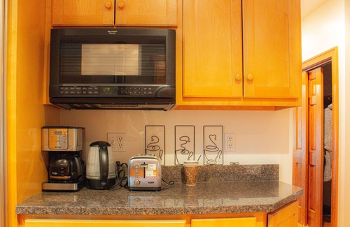 Tolland Casa | Large house with game-room, deck, bbq grill, basketball/volleyball nets.
