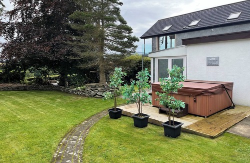 Strabane Casa | Large House with Outdoor Hot Tub & Garden