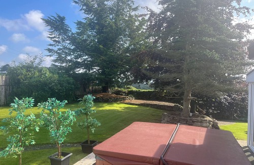 Strabane Casa | Large House with Outdoor Hot Tub & Garden