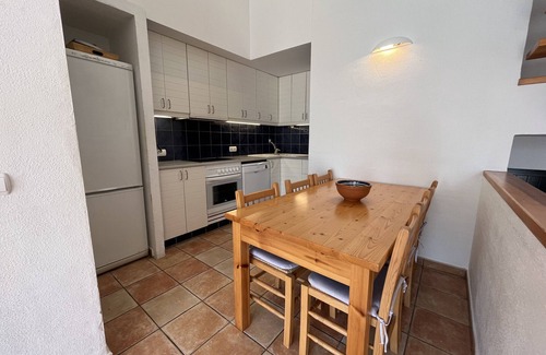 Fornells Chalet De Esquí | Amplia casa con pisinca comunitaria cerca del mar