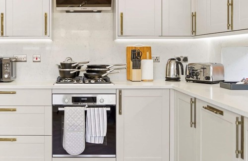 Rushmoor District Casa | Large Houses, Contractors, Families, Free Parking