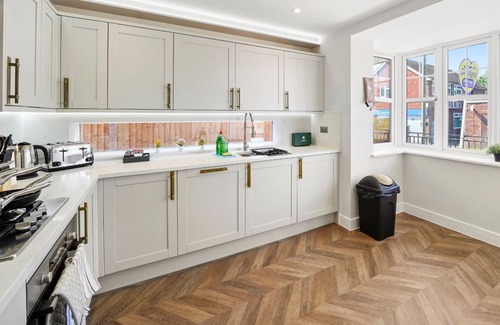 Rushmoor District Casa | Large Houses, Contractors, Families, Free Parking