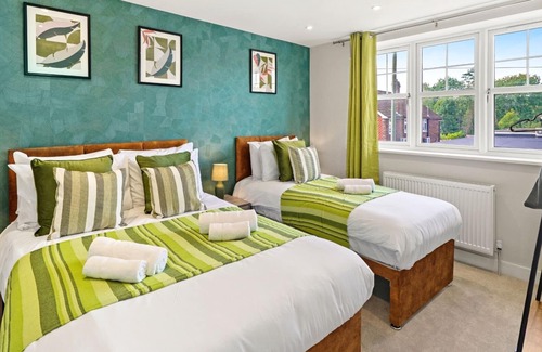 Rushmoor District Casa | Large Houses, Contractors, Families, Free Parking