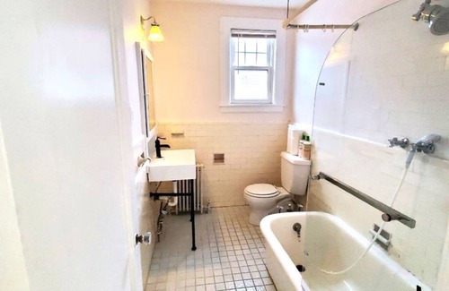 East Flushing Casa | Large Kingbed w Kitchennette!