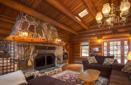 Hayden Lake Cabina | ¡NUEVO LISTADO! Gran cabina frente al lago w / jacuzzi privado / firepit / mesa de billar / muelle!
