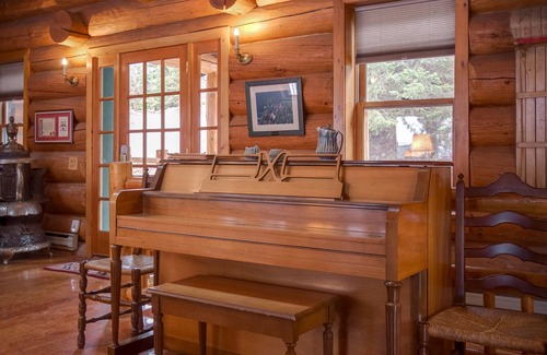 Hayden Lake Cabina | ¡NUEVO LISTADO! Gran cabina frente al lago w / jacuzzi privado / firepit / mesa de billar / muelle!