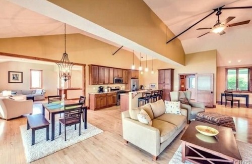 Auburn Casa | Large Lakefront Vineyard Home with Hot Tub